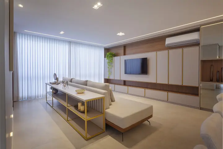 Sala integrada com painel amadeirado