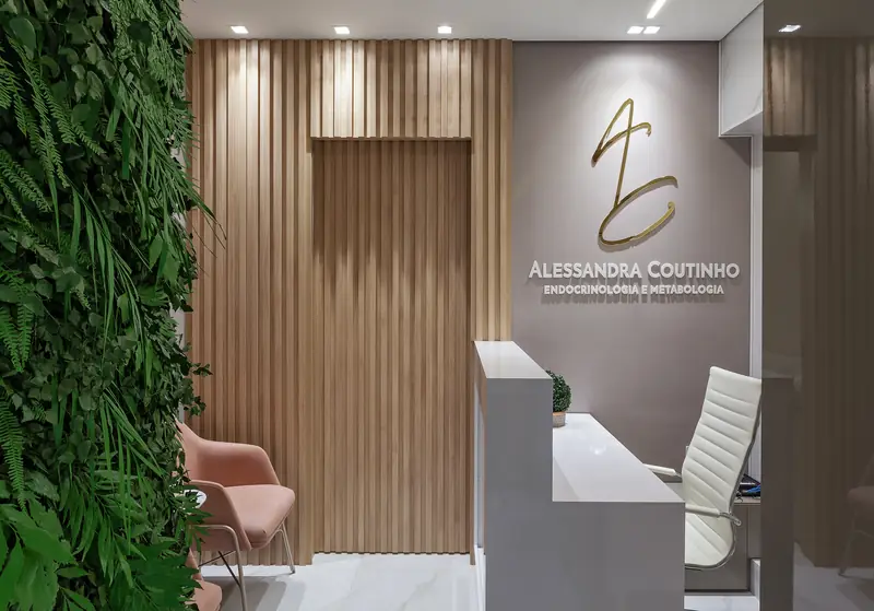 Recepção comercial com jardim vertical e painel ripado